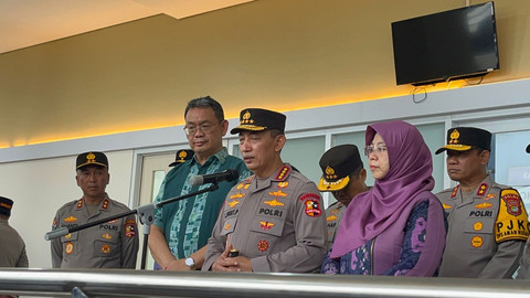 Kapolri Jenderal Listyo Sigit Prabowo bersama Ketua KPAI Margaret Aliyatul Maimunah, dan Dirut RS Islam Cempaka Putih menyampaikan keterangan pers terkait korban ledakan di SMAN 72 Jakarta di RS Islam Cempaka Putih, Jakarta, Sabtu (8/11/2025). Foto: Rayyan Farhansyah/kumparan