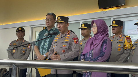 Kapolri Jenderal Listyo Sigit Prabowo bersama Ketua KPAI Margaret Aliyatul Maimunah, dan Dirut RS Islam Cempaka Putih menyampaikan keterangan pers terkait korban ledakan di SMAN 72 Jakarta di RS Islam Cempaka Putih, Jakarta, Sabtu (8/11/2025). Foto: Rayyan Farhansyah/kumparan