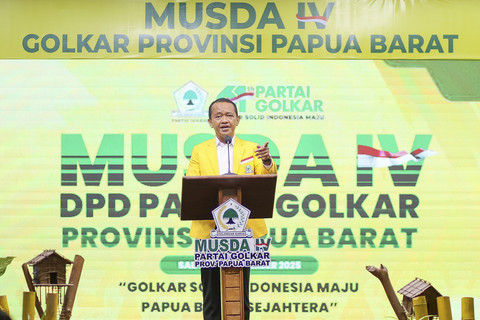 Ketua Umum DPP Partai Golkar Bahlil Lahadalia menyampaikan pidato politik sekaligus membuka Musyawarah Daerah IV Partai Golkar Provinsi Papua Barat, Manokwari, Papua Barat, Sabtu (8/11/2025).  Foto: Chairil Indra/ANTARA FOTO