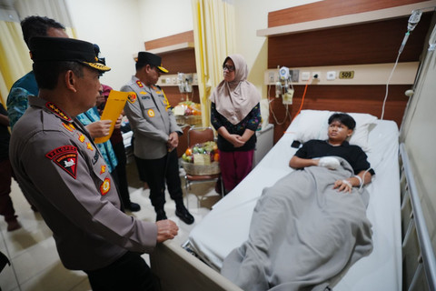 Kapolri Jenderal Listyo Sigit Prabowo menjenguk korban ledakan di SMAN 72 Jakarta di RS Islam Cempaka Putih, Jakarta, Sabtu (8/11/2025). Foto: Dok. Humas Polri