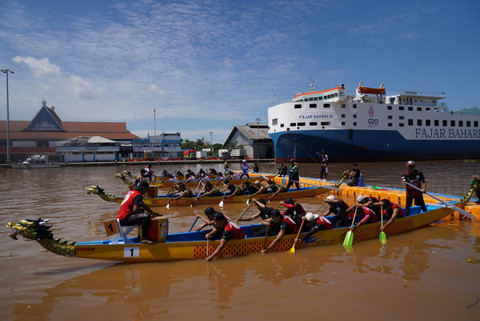 Tim dayung mengambil bagian di ajang Pontianak Dragon Boat Race. Foto: Ade Mirza/Hi!Pontianak