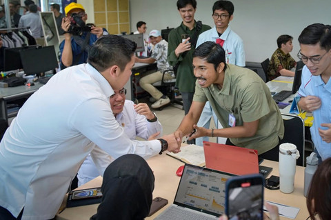 Sekretaris Kabinet RI Teddy Indra meninjau program magang nasional di salah satu perusahaan swasta PT Denso Indonesia, Kabupaten Bekasi, Jawa Barat, Jumat (7/11/2025). Foto: Instagram/ @sekretariat.kabinet