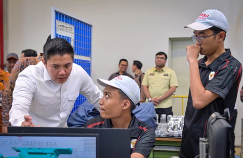 Sekretaris Kabinet RI, Teddy Indra meninjau program magang nasional di PT Denso Indonesia, Kabupaten Bekasi, Jawa Barat, Jumat (7/11/2025).  Foto: Instagram/ @sekretariat.kabinet