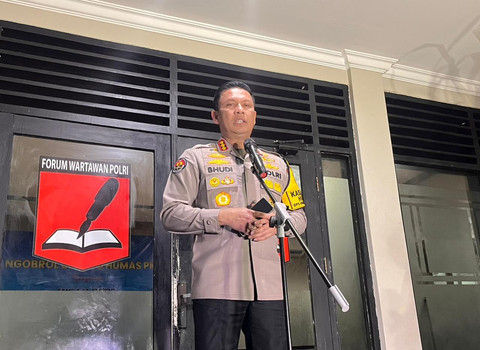 Kabid Humas Polda Metro Jaya Kombes Pol Bhudi Hermanto menyampaikan keterangan pers di Polda Metro Jaya, Senayan, Jakarta Selatan, Sabtu (8/11/2025).  Foto: Nasywa Athifah/kumparan