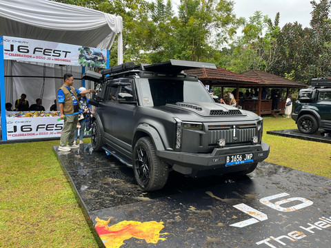 Chery J6 milik Kusumawijaya yang sudah dimodifikasi menggunakan panel surya. Foto: Syahrul Ghiffari/kumparan