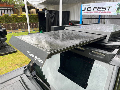 Chery J6 milik Kusumawijaya yang sudah dimodifikasi menggunakan panel surya. Foto: Syahrul Ghiffari/kumparan