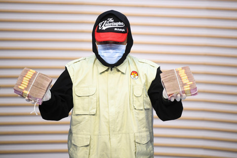 Penyidik Komisi Pemberantasan Korupsi (KPK) menunjukan barang bukti hasil Operasi Tangkap Tangan (OTT) yang melibatkan Bupati Ponorogo Sugiri Sancoko di gedung Merah Putih KPK, Jakarta, Minggu (9/11/2025). Foto: Muhammad Adimaja/ANTARA FOTO