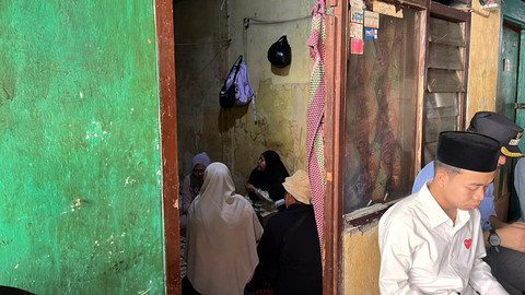 Suasana rumah sekuriti yang tewas ditembak pelaku pencurian motor di Jalan Pelajar, Cakung, Jakarta Timur, Minggu (9/11/2025). Foto: Nasywa Athifah/kumparan