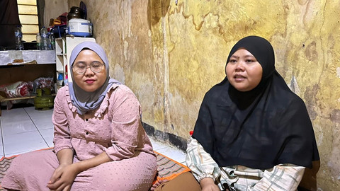 Siti Komariah dan Siti Sarah, adik dari sekuriti yang tewas ditembak di Jalan Pelajar, Cakung, Jakarta Timur, Minggu (9/11/2025). Foto: Nasywa Athifah/kumparan