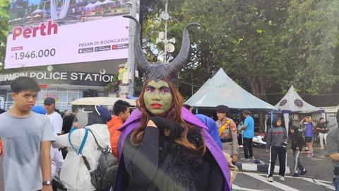 Pria berkostum Maleficent di kawasan CFD Bundaran HI, Jakarta, Minggu (9/11/2025). Foto: Jonathan Devin/kumparan