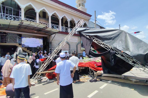Suasana tenda Maulidan yang ditabrak mobil di Kembangan, Jakarta Barat, Minggu (9/11/2025). Foto: Rachmadi Rasyad/kumparan