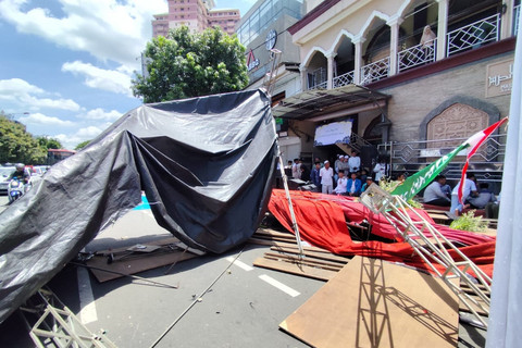 Suasana tenda Maulidan yang ditabrak mobil di Kembangan, Jakarta Barat, Minggu (9/11/2025). Foto: Rachmadi Rasyad/kumparan