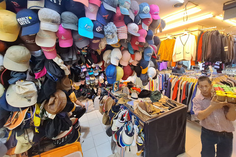 Aktivitas thrifting di Pasar Senen Blok III, Jakarta Pusat, Minggu (9/11/2025). Foto: Argya Maheswara/kumparan