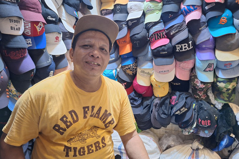 Aktivitas thrifting di Pasar Senen Blok III, Jakarta Pusat, Minggu (9/11/2025). Foto: Argya Maheswara/kumparan