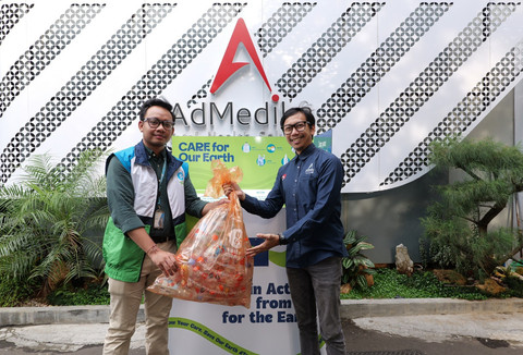 Corporate Relation Officer Waste4change Tamaro (kiri), dan PGS SM Corporate Secretary & Communication AdMedika Ardhana Puji Paramadharma (kanan), pada peresmian kerja sama program pengelolaan sampah berkelanjutan bertajuk 