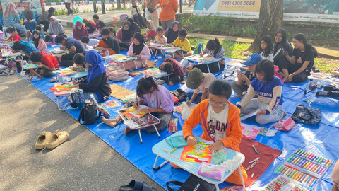 Generasi alpha mengikuti kelas mewarnai untuk memperingati Hari Pahlawan Nasional di Jalan MT Haryono, Pontianak pada Minggu pagi, 9 November 2025. Foto: Alycia Tracy Nabila/Hi!Pontianak