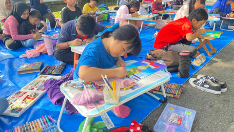 Anak SD tampak sedang mewarnai di kertas gambar bertemakan pahlawan. Foto: Alycia Tracy Nabila/Hi!Pontianak