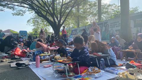 Anak-anak mewarnai dengan dampingan dari para orang tua. Foto: Alycia Tracy Nabila/Hi!Pontianak