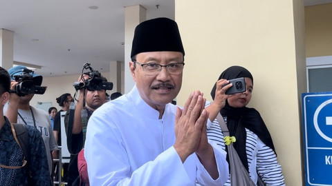 Menteri Sosial Saifullah Yusuf menjenguk korban ledakan SMAN 72 Jakarta di RSI Cempaka Putih, Jakarta Pusat, Minggu (9/11/2025). Foto: Nasywa Athifah/kumparan