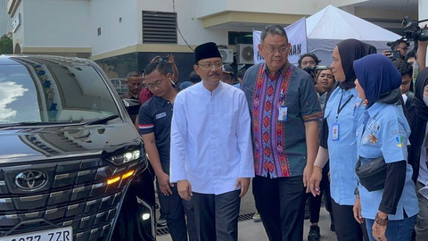 Menteri Sosial Saifullah Yusuf menjenguk korban ledakan SMAN 72 Jakarta di RSI Cempaka Putih, Jakarta Pusat, Minggu (9/11/2025). Foto: Nasywa Athifah/kumparan