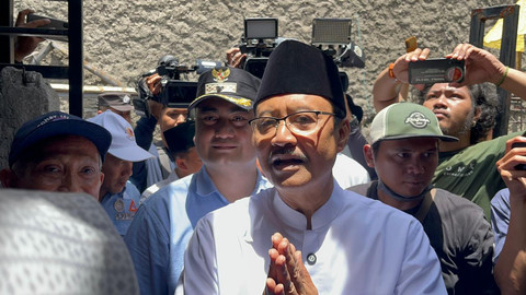 Menteri Sosial Saifullah Yusuf (Gus Ipul) saat mengunjungi kediaman sekuriti yang tewas ditembak begal di Jalan Pelajar, Cakung, Jakarta Timur, Minggu (9/11). Dok. Nasywa Athifah/kumparan