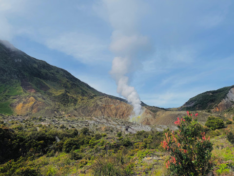Foto Pemandangan Gunung Papandayan. Sumber: Fajar Umaryana (Pribadi).