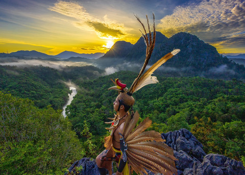 Suku Dayak di Bukit Batu Langara (Foto: Shutterstock/Akhmad Fitriannor)