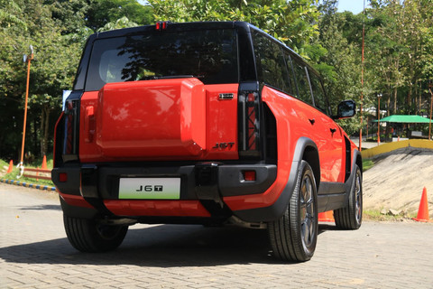 First impression test drive Chery J6T di JSI Resort, Megamendung, Bogor pada Minggu (9/11/2025). Foto: Syahrul Ghiffari/kumparan
