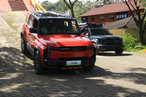 First impression test drive Chery J6T di JSI Resort, Megamendung, Bogor pada Minggu (9/11/2025). Foto: Syahrul Ghiffari/kumparan