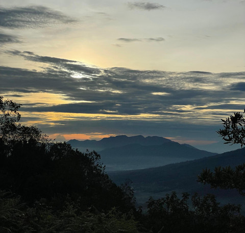 Foto Pemandangan Sunrise Gunung Papandayan. Sumber: Fajar Umaryana (Pribadi).