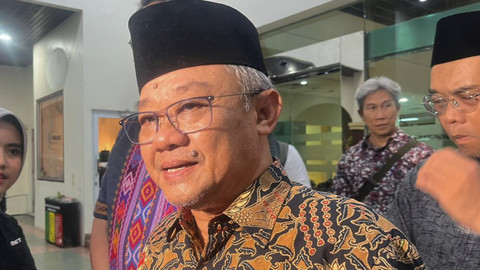 Menteri Pendidikan Dasar dan Menengah Abdul Mu'ti usai menjenguk korban ledakan SMAN 72 di RS Islam Cempaka Putih, Jakarta Pusat, Minggu (9/11/2025). Foto: Nasywa Athifah/kumparan