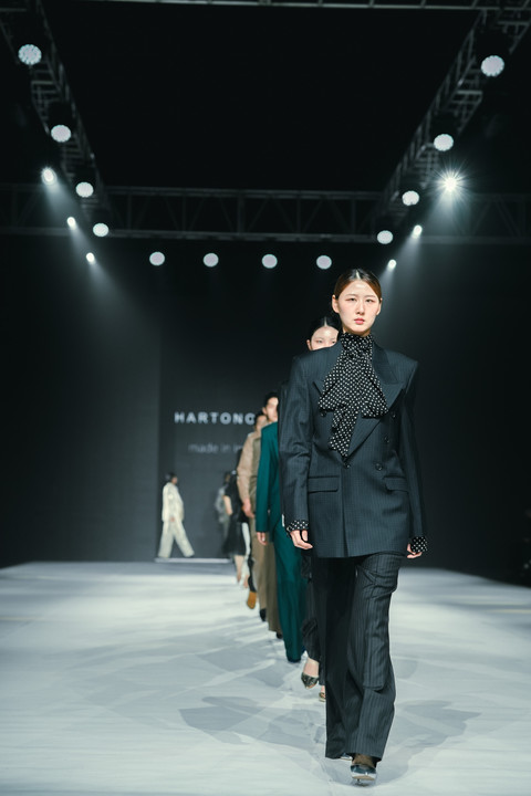 Koleksi Spring/Summer 2026 lansiran desainer Hartono Gan di Busan Fashion Week 2025 di Bexco, Busan, Kamis (30/10/2025). Foto: JF3