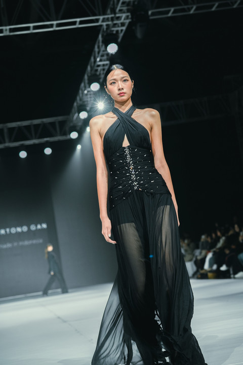 Koleksi Spring/Summer 2026 lansiran desainer Hartono Gan di Busan Fashion Week 2025 di Bexco, Busan, Kamis (30/10/2025). Foto: JF3