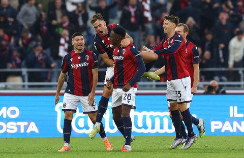 Jhon Lucumi dari Bologna merayakan gol kedua mereka bersama rekan satu timnya pada pertandingan Liga Italia antara Bologna vs Napoli di Stadio Renato Dall'Ara, Bologna, Italia, Minggu (9/11/2025). Foto: Ciro De Luca/REUTERS