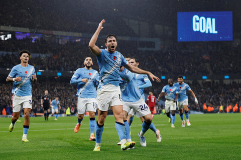 Selebrasi pemain Manchester City Nico Gonzalez usai mencetak gol ke gawang Liverpool pada pertandingan Liga Inggris di Etihad Stadium, Manchester, Inggris, Minggu (10/11/2025). Foto: Jason Cairnduff/REUTERS
