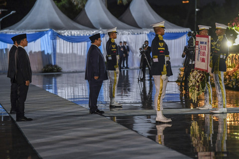Presiden Prabowo Subianto (kedua kiri) didampingi Wakil Presiden Gibran Rakabuming Raka (kiri) memimpin Upacara Ziarah Nasional dan Renungan Suci Hari Pahlawan 2025 di Taman Makam Pahlawan Nasional Utama Kalibata, Jakarta, Minggu (9/11). Foto: ANTARA FOTO/Galih Pradipta