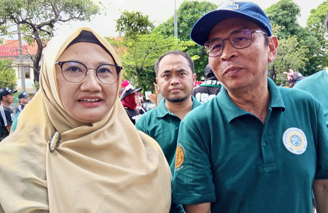 Rektor Unair Prof. Dr. Muhammad Madyan, S.E., M.Si., M.Fin (kanan) bersama Dekan FK Unair Prof Dr. Eighty Mardiyan Kurniawati, dr.,SpOG.,Subsp. Urogin-RE. Foto: Masruroh/Basra