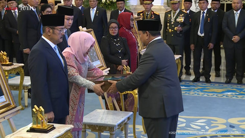 Presiden Prabowo Subianto memberikan penganugerahan gelar Pahlawan Nasional 2025 kepada ahli waris Presiden ke-2 Soeharto di Istana Negara, Jakarta Pusat,Senin (10/11/2025). Foto: Youtube/Sekretariat Presiden