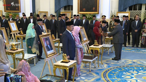 Presiden Prabowo Subianto memberikan penganugerahan gelar Pahlawan Nasional 2025 kepada ahli waris Marsinah di Istana Negara, Jakarta Pusat,Senin (10/11/2025). Foto: Youtube/Sekretariat Presiden