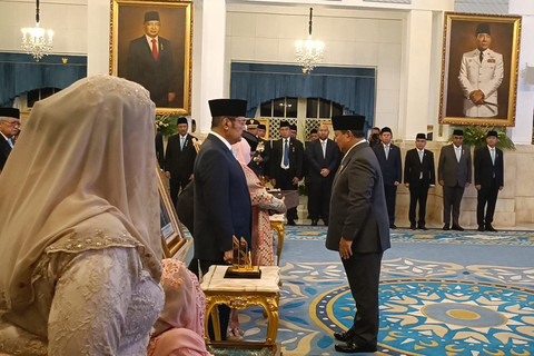 Presiden Prabowo Subianto memberikan penganugerahan gelar Pahlawan Nasional 2025 kepada ahli waris Presiden ke-2 Soeharto di Istana Negara, Jakarta Pusat,Senin (10/11/2025). Foto: Zamachsyari/kumparan