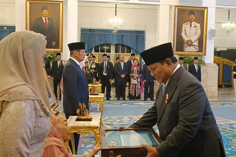 Presiden Prabowo Subianto memberikan penganugerahan gelar Pahlawan Nasional 2025 kepada ahli waris Presiden ke-4 RI Abdurrahman Wahid atau Gus Dur di Istana Negara, Jakarta Pusat,Senin (10/11/2025). Foto: Zamachsyari/kumparan