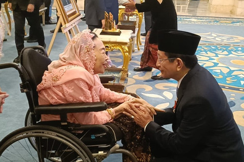 Menag Nasaruddin Umar sungkem kepada istri Presiden ke-4 Abdurrahman Wahid, Sinta Nur Wahid usai penganugerahan gelar Pahlawan Nasional 2025 di Istana Negara, Jakarta Pusat, Senin (10/11/2025).  Foto: Zamachsyari/kumparan