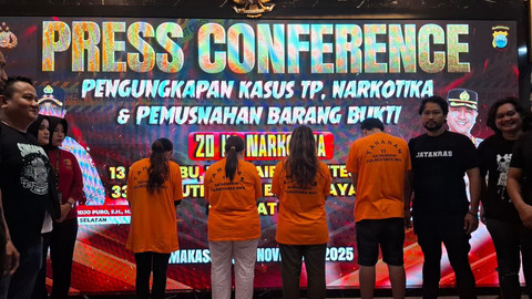 Polisi menujukkan tersangkan kasus penculikan Bilqis di Polretabes Makassar, Senin (10/11/2025). Foto: kumparan