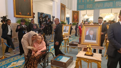 Ahli waris Presiden ke-4 RI Abdurrahman Wahid atau Gus Dur menghadiri penganugerahan gelar Pahlawan Nasional 2025 di Istana Negara, Jakarta Pusat, Senin (10/11/2025). Foto: Zamachsyari/kumparan