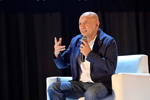 Ketua Dewan Penasehat Ikatan Alumni Universitas Pendidikan Indonesia Teten Masduki menjadi narasumber dalam kegiatan Temu Wicara Sejiwa Setanah Air yang digelar di Djarum Arena, Kudus, Jawa Tengah, Kamis (6/11/2025). Foto: Djarum Foundation