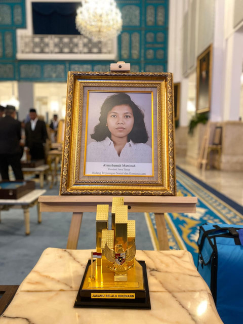 Foto Marsinah saat penganugerahan gelar Pahlawan Nasional 2025 di Istana Negara, Jakarta Pusat, Senin (10/11/2025). Foto: Zamachsyari/kumparan
