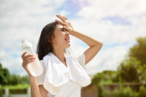 Ilustrasi minum air es saat cuaca panas. Foto: BongkarnGraphic/Shutterstock
