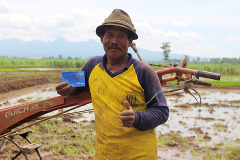 Warga penerima Bantuan Langsung Tunai Sementara Kesejahteraan Rakyat (BLTS Kesra). Foto: Dok. BRI