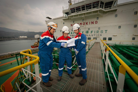 Kru kapal dalam menjalankan kapal tanker Pertamina International Shipping (PIS) sesuai standar keselamatan dan kompetensi internasional. Foto: Dok. Pertamina