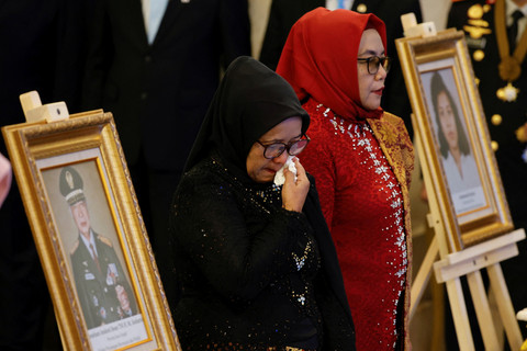Saudara perempuan almarhum Marsinah, Wijiyati (kiri) dan Marsini (kedua kiri) mengikuti upacara penganugerahan gelar Pahlawan Nasional 2025 di Istana Negara, Jakarta, Senin (10/11/2025). Foto: Ajeng Dinar Ulfiana/REUTERS
